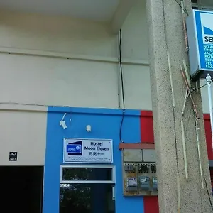 Moon Eleven Near Klia & Klia2 Hostel